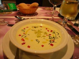 soupe d'avocat froide au citron vert, brunoise de concombre
